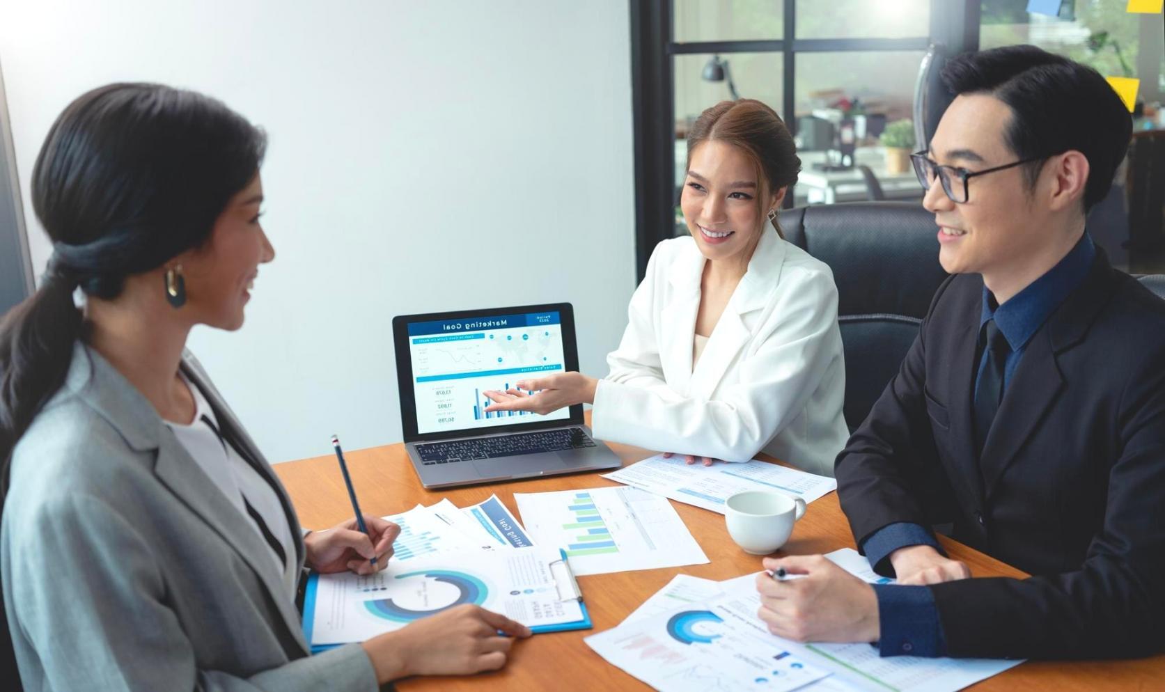 Teilnehmer analysieren SEO-Metriken und Audit-Ergebnisse am Monitor